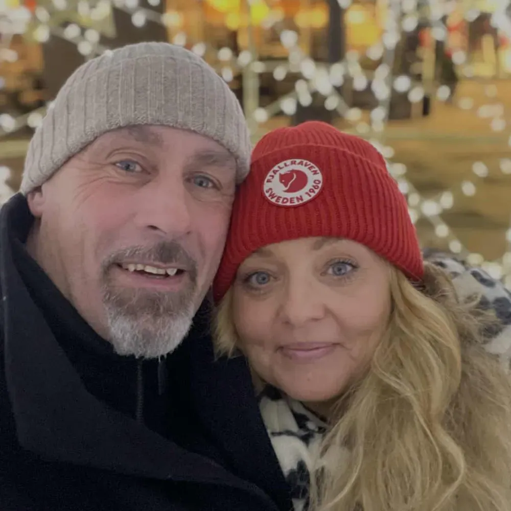 Maria och Christer (Kitten), ägarna av Stugby i Sulvik, vid stugan i Värmland.